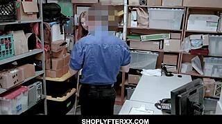 Rossa adolescente Shoplyfter Pepper Hart beccata a rubare, piegata e scopata duro dalla sicurezza