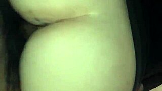 Latina jovencita cabalga salvajemente el enorme pollón de su novio en un encuentro mojado y caliente.