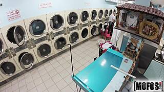 מופוס.קום מציג את אניקה איב בפעולה קשוחה עם גמירה