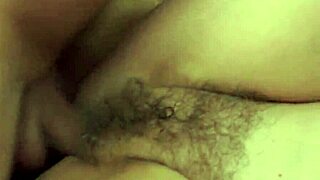 Abuela atractiva saborea montar polla dura en primer plano