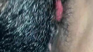 Sakshi bhabi骑着dever的鸡巴，他舔她的紧致骚穴