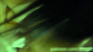 Kinesisk tjej ger het bröstmassage