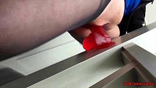 Rintalihava kypsä Red XXX panee dildoa kovaa portaissa