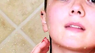 Okouzlující brunetka modelka se sprchuje na parní focení