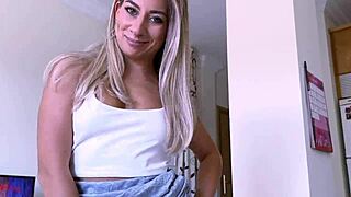 la babysitter quasi se ne andava, ma ho sognato di ficcarle il mio cazzo in bocca