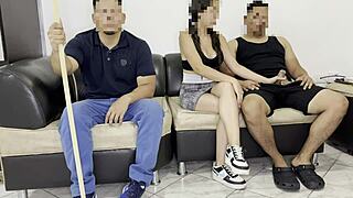 عروس آسيوية ساخنة تتناك جنب جوزها الديوث في جلسة مساج