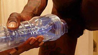 Hallelujah Johnson kiusoittelee fleshlightilla monsterimunalla