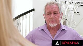 شابة شهوانية 18+ كلوي كابري تثقب فتحتها الضيقة بزب أب زوجي عجوز في شرجي جامح! 😈