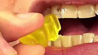 Fifi Foxx Vore Yakın Çekim Jelibon Yutuyor