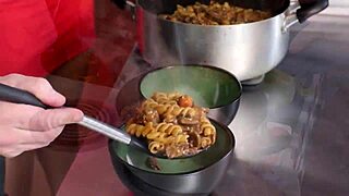 항상 부엌에서 흥분돼, 큰 가슴 튀어!