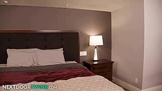 Twink mécano règle la bite du client à la gorge profonde nextdoortwink brut bareback jeune 18+