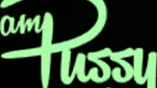 היי יפה, תראי לי איך את משפשפת את הכוס המגולח הזה עד שגומרת