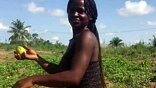 Crazy bitch enjoys twerking her big ass outdoor 😈