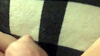 Solo gay runkar hård kuk