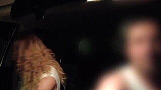 E aí, a mãe do meu amigo me chupou no carro dela. Boquete fundo surreal!