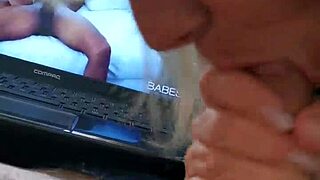 la mia matrigna mi sorprende mentre mi masturbo e decide di aiutarmi a venire 😈