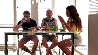 Dia Ngisep Kontol Temannya di Bawah Meja, Istri Ketahuan Ikut Threesome Liar