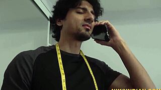 Ох, видях тази 55-годишна дама да вдига сари за младо момче, лудост!