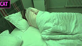 Oi anak tiri, jangan kacau aku kerja, ok lah, aku tolong kau pancut cepat dengan handjob kat katil kita!