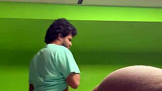 Kıça sertçe sikildi, kıvrımları hepsini alıyor