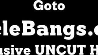 ลูกเลี้ยงอมควยหนาๆ ของพ่อเลี้ยง ขณะที่ลุงดูในเซสชั่นฮาร์ดคอร์
