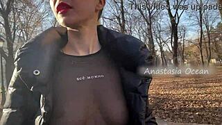 Блондинка флашва големи цици в публичен парк