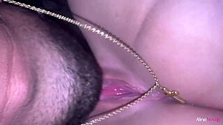 Loira Peituda Fica Molhada e Chupa o Pau do Namorado