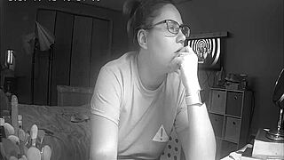 ¡Puta jovencita deja los deberes para pajearse en cam escondida!