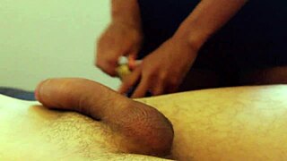 Contratei uma massagista gostosa e gozei com massagem erótica em casa