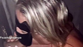 O Corno Levou a Esposa Loira aos Buracos do Glory Hole pra Ser Usada