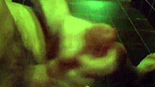 Fata tânără în baie simte pizda ei strâmtă întinsă de futuție dură