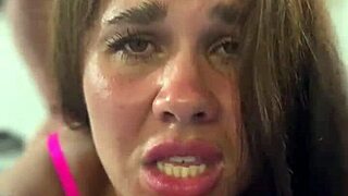 Lovac na blago dobija domaći anal u garaži, tako grubo! 😈