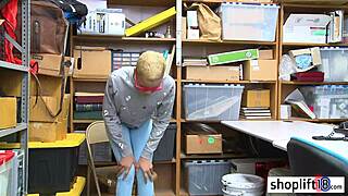 Fekete tini lopáson kapva pórázon a zsaru által irodai drámában