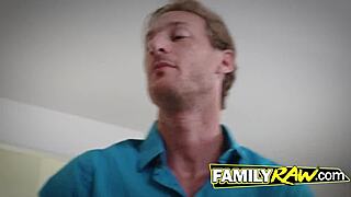 Junger Typ, ich bin total verloren, während ich meine süße Freundin hier vögle