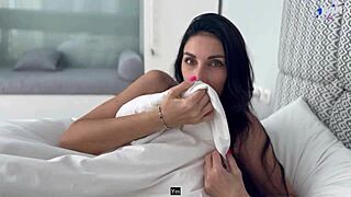 Просто срамежлива тийнейджърка влиза в безплатно порно за първи път, нали знаеш?