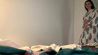 Мащеха хваната от доведен син в спалнята, докато свършва яко!