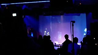 Javno črpanje mleka iz joškov se spremeni v divji šov. Ne morem verjeti, da sem to naredila na prostem! 🍼