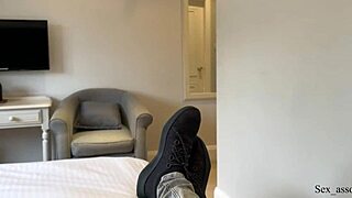 Stiefmoeder verbiedt gekke dingen in hotelbed. Delen met zoon voelt raar.