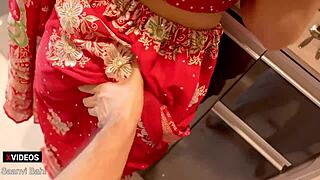 Жгучая индийская деси милфа с сочной жопой в групповухе