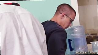 Gay sex lekce v kanceláři v horkém prostředí třídy