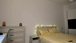 Gözlüklü esmer, sıcak siyah bikinisiyle beni tahrik ediyor