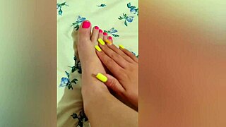 Hey gasten, check mijn gladde 18+ beentjes in deze video!