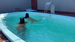 Täti ja serkku yllätettynä kahden kaverin toimesta altaan reunalla