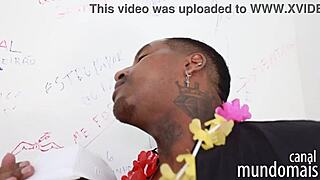 Putaria No Banheiro Entre Três Caras Negros