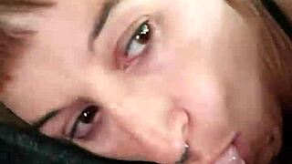 Il mio amico mi sega mentre lo succhio in treno