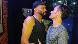 nos encontramos numa suruba, joguei um papo e ele veio pra casa curtir sexo gostoso! 😈