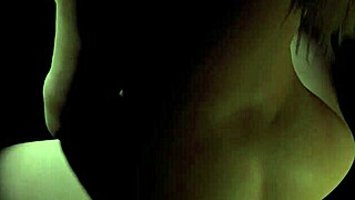 Красива Плъм мацка язди дилдо в мрачна хентай сцена