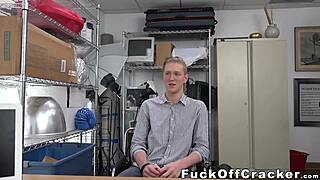 Сладък белокож усеща розовия си гъз разтяган от дебел черен хуй