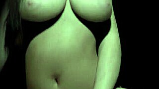 Красивая девушка Плам скачет на дилдо в темной сцене хентая