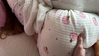 Aito kotitekoinen parisex kovaan huutoon ja sotkuiseen laukeamiseen